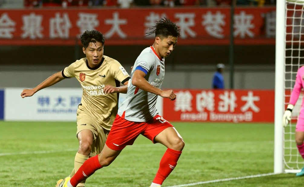 Chiếc áo 'Leo Jr' của Công An Hà Nội: câu chuyện người cha và khoảng xám của luật trang phục AFC