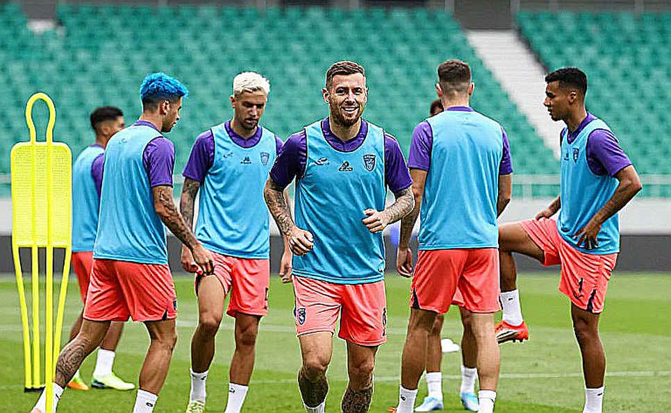 Wrexham chi 9 triệu bảng trong một phiên chợ: Tham vọng Premier League hay canh bạc tài chính?
