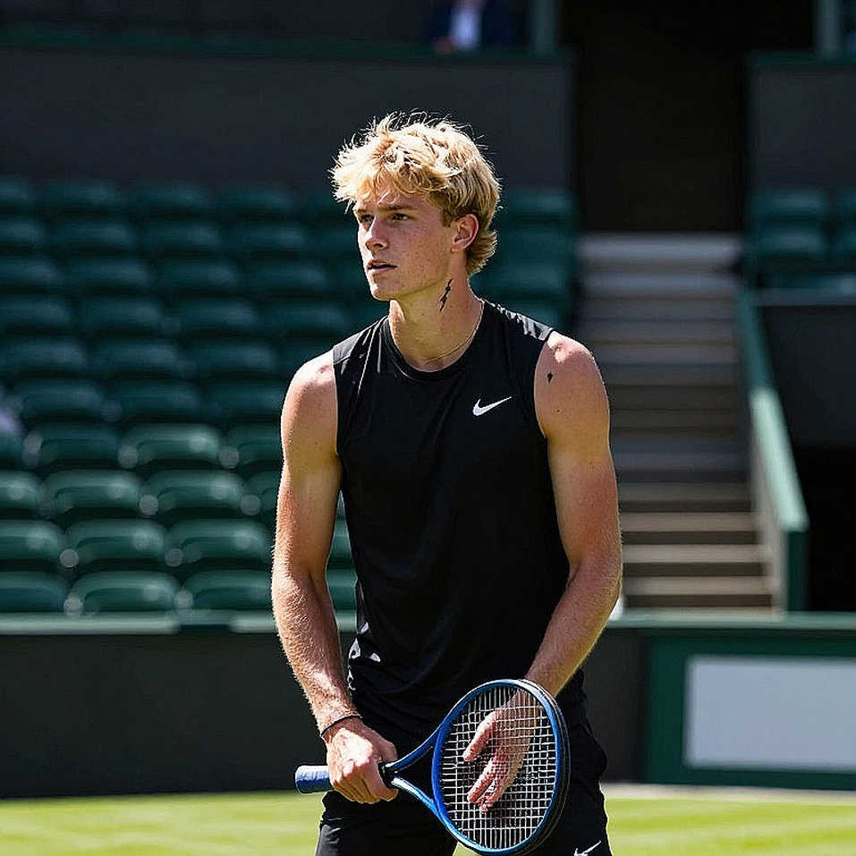 Davis Cup 2026: Tám Cái Tên, Một Mùa Đông Bologna, Và Những Nhịp Đập Không Ai Nghe Thấy Davis Cup 2026: Tám Cái Tên, Một Mùa Đông Bologna, Và Những Nhịp Đập Không Ai Nghe Thấy
