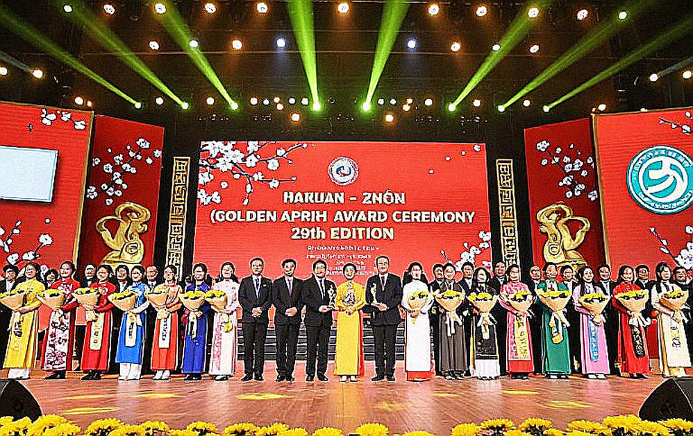 Karate Việt Nam và tấm HCV ASIAD 'đầu tiên': cú nhảy vọt lịch sử hay thông tin cần kiểm chứng? Karate Việt Nam và tấm HCV ASIAD 'đầu tiên': cú nhảy vọt lịch sử hay thông tin cần kiểm chứng?