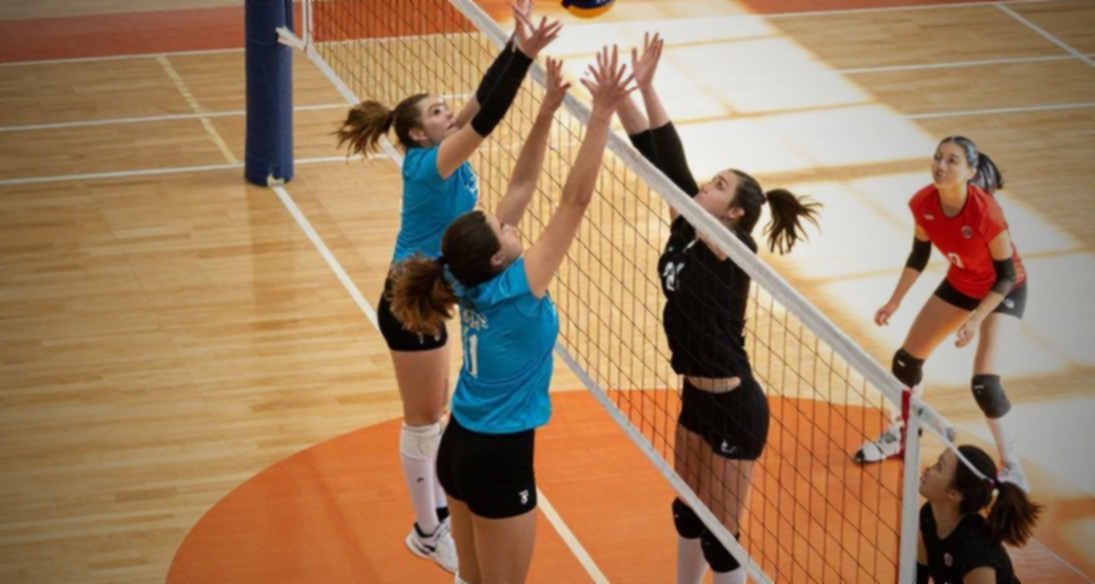 Nebraska hạ Creighton 3-0 tại Pinnacle Bank Arena: 15.405 khán giả và bài học về áp lực giao bóng