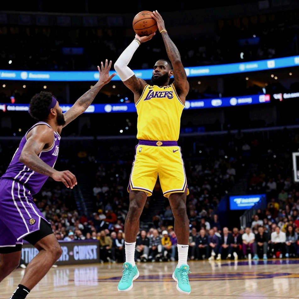 Reese rời sân vì cú đánh vào mặt, Jones bị loại vì cổ chân: Một đêm WNBA mất hai trụ cột nội tuyến