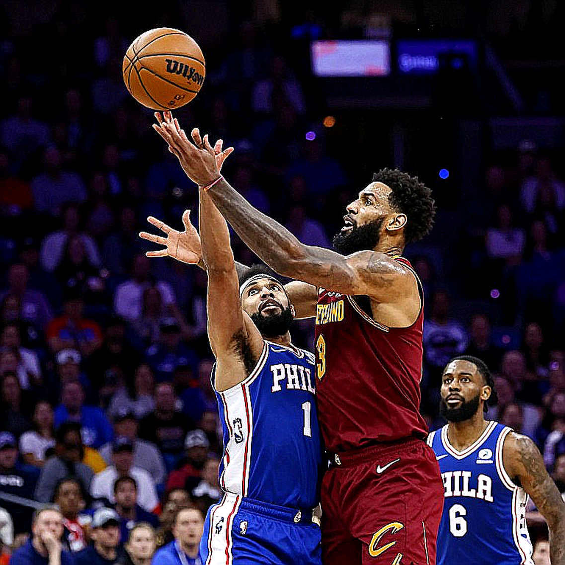 Reese rời sân vì cú đánh vào mặt, Jones bị loại vì cổ chân: Một đêm WNBA mất hai trụ cột nội tuyến Reese rời sân vì cú đánh vào mặt, Jones bị loại vì cổ chân: Một đêm WNBA mất hai trụ cột nội tuyến