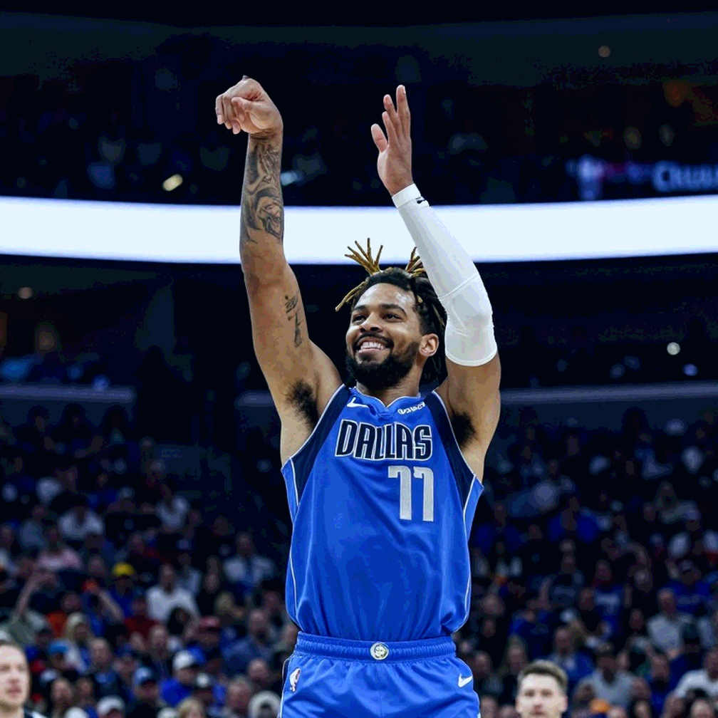 Reese rời sân vì cú đánh vào mặt, Jones bị loại vì cổ chân: Một đêm WNBA mất hai trụ cột nội tuyến Reese rời sân vì cú đánh vào mặt, Jones bị loại vì cổ chân: Một đêm WNBA mất hai trụ cột nội tuyến