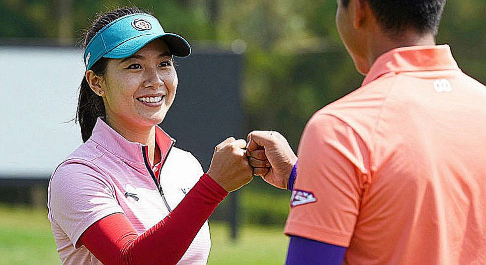 Quả bóng quần vợt trên green thứ 15: Khi bóng đá tràn vào sân golf Quả bóng quần vợt trên green thứ 15: Khi bóng đá tràn vào sân golf
