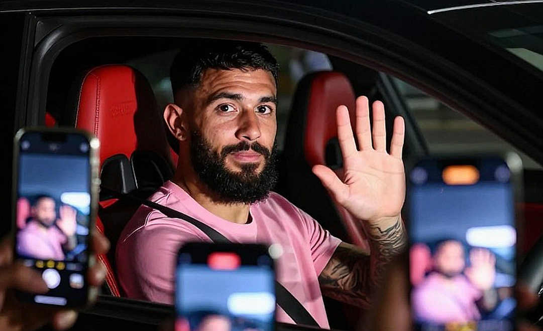 Một găng tay bị đặt lên bàn cân giữa sóng truyền hình Hà Lan