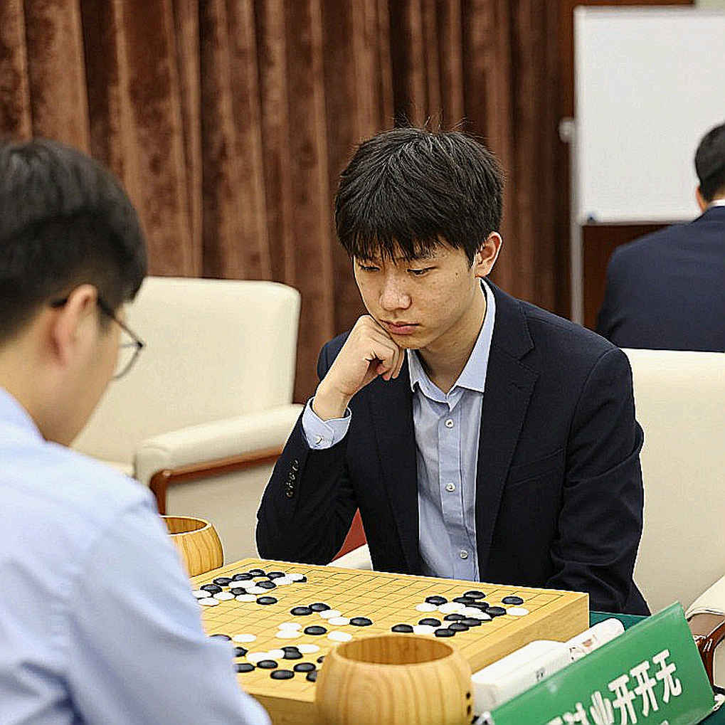 European Club Cup: Ba đội đồng dẫn đầu, và bàn cờ số 4 nơi chức vô địch được định đoạt