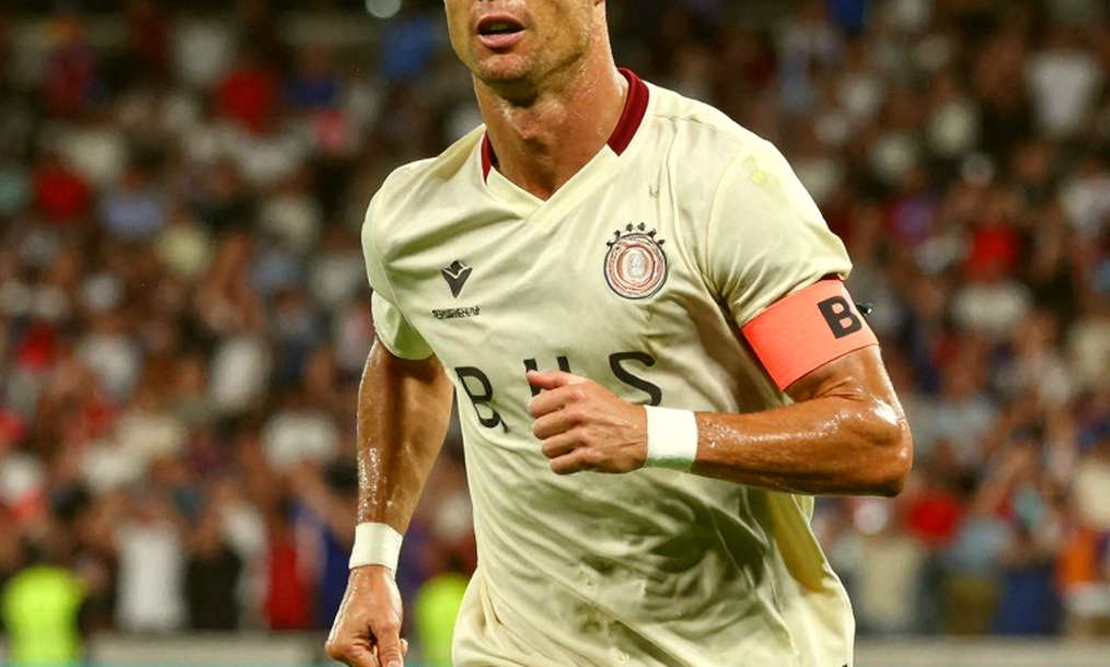 Musab Al-Juwair mất áo số 7 ở Gulf Cup 27: bản án kỷ luật và cái bóng Ronaldo Musab Al-Juwair mất áo số 7 ở Gulf Cup 27: bản án kỷ luật và cái bóng Ronaldo