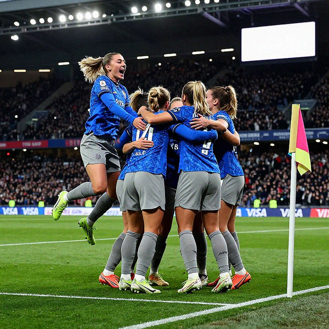 Vé mùa Premier League: người kẻ đường, kẻ bán vé và lòng trung thành bị đem ra đấu giá Vé mùa Premier League: người kẻ đường, kẻ bán vé và lòng trung thành bị đem ra đấu giá